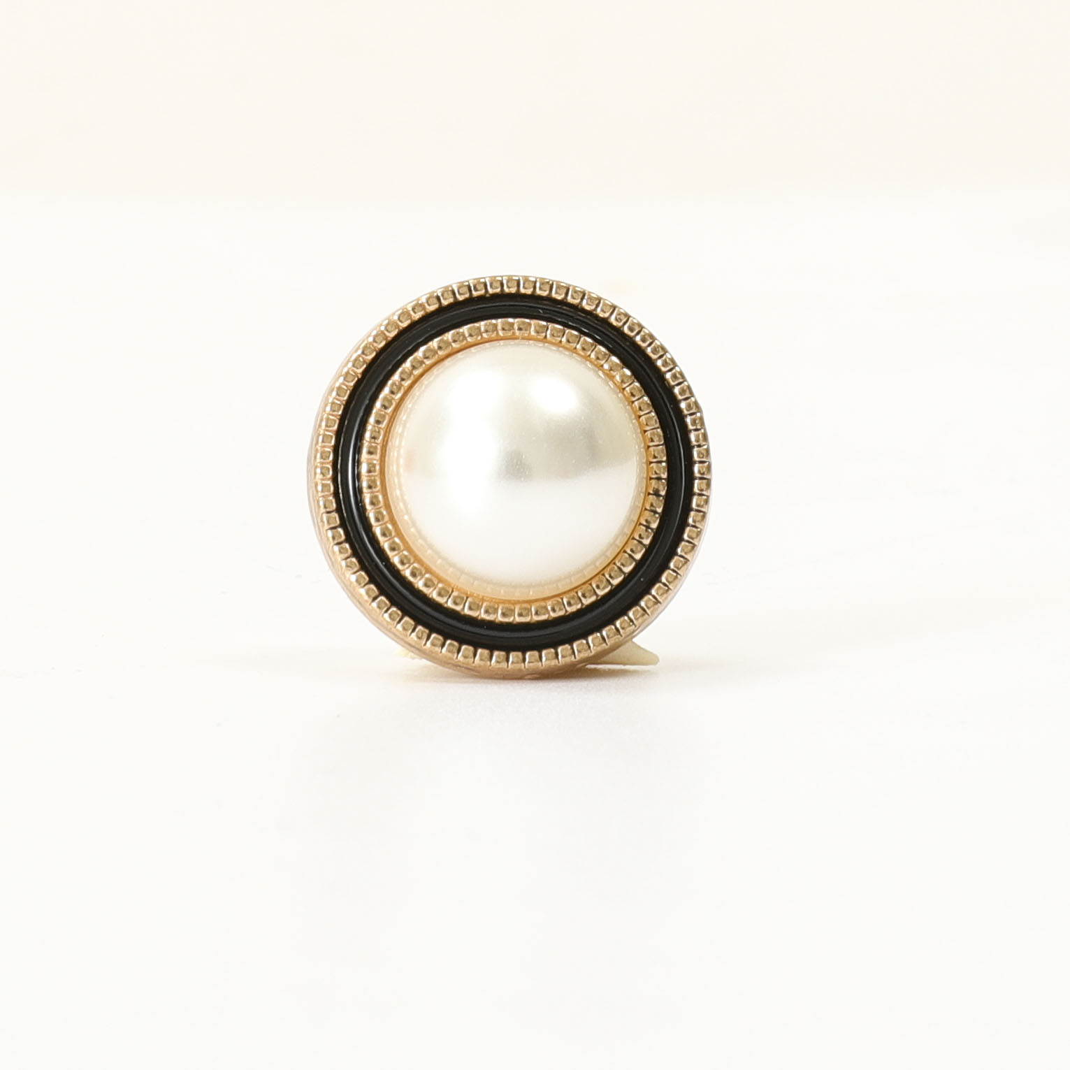 Pearl button